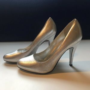 Jessica Simpson silver metallic leather pumps